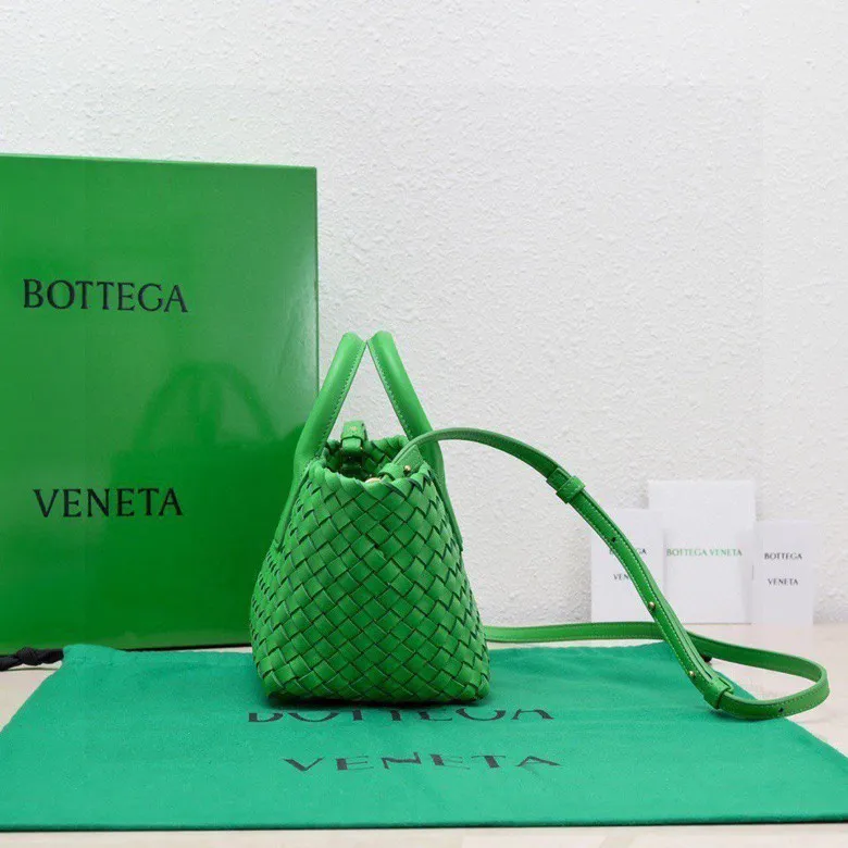 Batch 1560 Hello everyone, I have a new name, it’s called the Cabat woven Mini vegetable basket model ~ it can finally be carried on the shoulder. It is based on the original bag type and adds a shoulder strap and it is detachable! It's equivalent to spending one dollar to buy two bags. As the ace cutie of BV family, I really have no choice but to buy one! This bag of ours is really exactly the same as ZP. You can look big with a small amount of money~ Original sheepskin: size: 20*16*13cm, model: 5211#